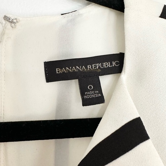 Banana Republic STRIPE SPLIT NECK FIT AND FLARE DRESS size 0 - Picture 3 of 4